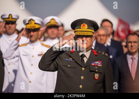 Izmir, Türkei - 9. September 2022: Porträt des Generalleutnants Kemal Yeni am Tag der Freiheit von Izmir auf dem Platz der Republik Izmir Türkei. Stockfoto