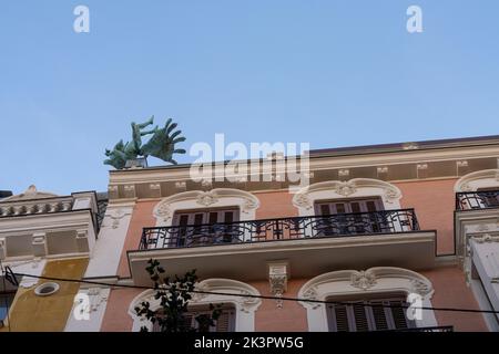 Madrid, Spanien, September 2022. Die Skulptur mit dem Titel Accidente Aereo von Miguel Ángel Ruiz aus dem Jahr 2006 über einem Gebäude in der calle Major im Histo Stockfoto