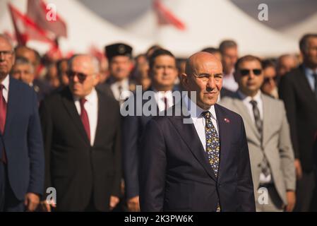 Izmir, Türkei - 9. September 2022: Porträt des Bürgermeisters von Izmir Tunc Soyer am Tag der Freiheit von Izmir auf dem Platz der Republik Izmir Türkei. Stockfoto