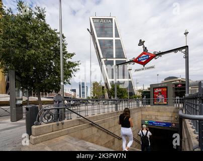 Madrid, Spanien, September 2022. Der Eingang der U-Bahn-Station mit dem Kio-Turm, dem Tor zu den europäischen Wolkenkratzern, im Hintergrund auf der Plaza Castilla Stockfoto