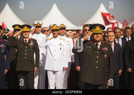 Izmir, Türkei - 9. September 2022: Porträt des Generalleutnants Kemal Yeni am Tag der Freiheit von Izmir auf dem Platz der Republik Izmir Türkei. Stockfoto