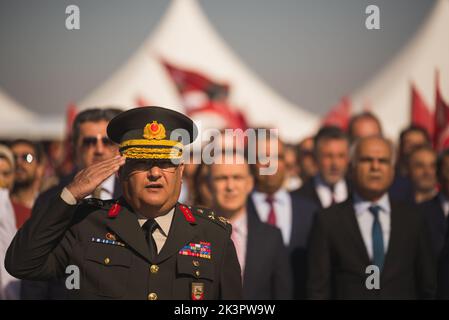 Izmir, Türkei - 9. September 2022: Porträt des Generalleutnants Kemal Yeni am Tag der Freiheit von Izmir auf dem Platz der Republik Izmir Türkei. Stockfoto