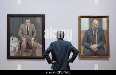 National Gallery, London, Großbritannien. 26. September 2022. Lucian Freud: Neue Perspektiven. Die wegweisende Ausstellung der Credit Suisse mit über 65 Leihgaben aus der ganzen Welt versammelt Gemälde aus mehr als sieben Jahrzehnten, die die Nationalgalerie anlässlich des 100. Geburtstages des bedeutenden Künstlers aus dem 20.. Jahrhundert (1922-2011) inszeniert. Bild (l bis r): Lucian Freud, man in a Chair (Portrait of Baron HH Thyssen-Bornemisza), 1985, Thyssen-Bornemisz Collections; man in a Chair (Jacob Rothschild), 1989, Rothschild Foundation. Quelle: Malcolm Park/Alamy Live News Stockfoto