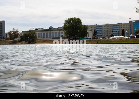 Weißrussland, Minsk - 12. september 2022: Die Oberfläche des Flusses svisloch con Nemiga Stockfoto