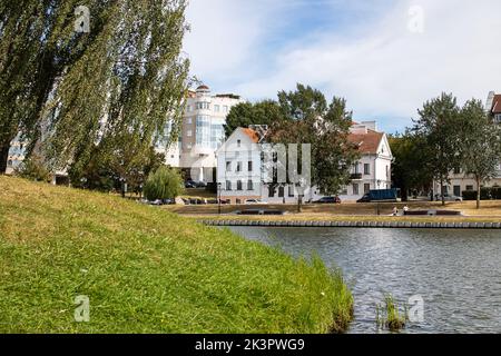 Weißrussland, Minsk - 12. september 2022: Die Oberfläche des Flusses svisloch con Nemiga Stockfoto