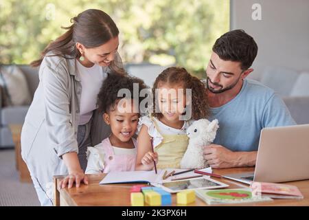 Familie, Kinder und Bildung mit einer Mutter und einem Vater, die ihren Kindern im Wohnzimmer während der Hausaufgaben beibringen. Studieren, Lernen und Buch Stockfoto