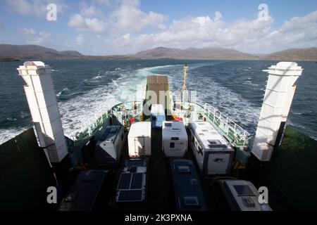Die CalMac-Fähre verlässt Harris von Tarbert und fährt zur Isle of Skye, Hebrides, Schottland, Großbritannien Stockfoto