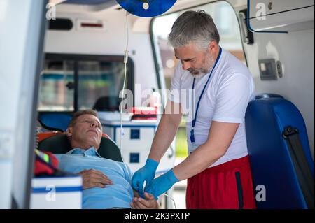 Patient, der im Krankenwagen notfallmedizinisch versorgt wird Stockfoto