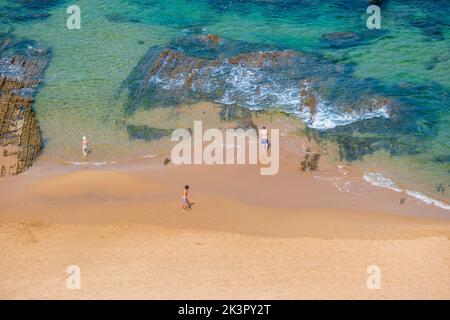 Castelejo Beach, Portugal, September 2022: Menschen ohne Wiedererkennungswert an einem der abgelegenen Strände von Castelejo an der Algarve. Stockfoto