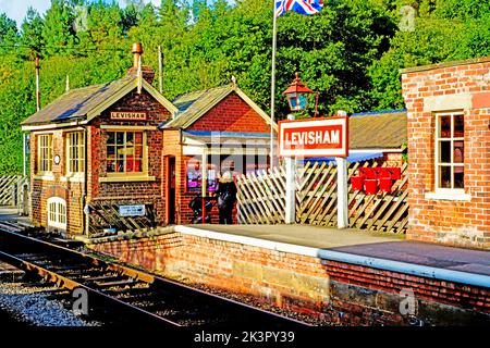 Levisham Station Booking Office and Signal Box, North Yorkshire Moors Railway, England Stockfoto