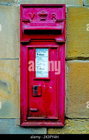 Viktorianische Postbox montiert in Pickering Railway Station, North Yorkshire, England Stockfoto