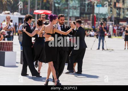 Izmir, Türkei - 9. September 2022: Izmir Waltz Tanzgruppe mit Tanz auf dem Platz der Republik in Izmir Türkei am Tag der Freiheit Izmir Stockfoto