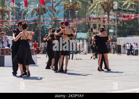 Izmir, Türkei - 9. September 2022: Izmir Waltz Tanzgruppe mit Tanz auf dem Platz der Republik in Izmir Türkei am Tag der Freiheit Izmir Stockfoto