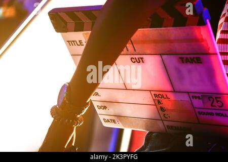 Filmproduktion Crew, Nahaufnahme der Filmklappe board Stockfoto