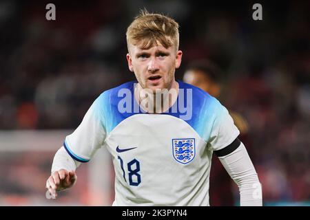 Sheffield, Großbritannien. 27. September 2022. Tommy Doyle von England U-21 während des Internationalen Freundschaftsspiels zwischen England U-21 und Deutschland U-21 in Bramall Lane, Sheffield, England am 27. September 2022. Foto von Ben Wright. Nur zur redaktionellen Verwendung, Lizenz für kommerzielle Nutzung erforderlich. Keine Verwendung bei Wetten, Spielen oder Veröffentlichungen einzelner Clubs/Vereine/Spieler. Kredit: UK Sports Pics Ltd/Alamy Live Nachrichten Stockfoto