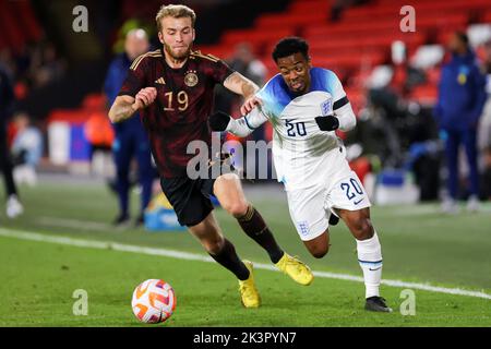 Sheffield, Großbritannien. 27. September 2022. Angel Gomes von England U-21 während des Internationalen Freundschaftsspiels zwischen England U-21 und Deutschland U-21 in Bramall Lane, Sheffield, England am 27. September 2022. Foto von Ben Wright. Nur zur redaktionellen Verwendung, Lizenz für kommerzielle Nutzung erforderlich. Keine Verwendung bei Wetten, Spielen oder Veröffentlichungen einzelner Clubs/Vereine/Spieler. Kredit: UK Sports Pics Ltd/Alamy Live Nachrichten Stockfoto