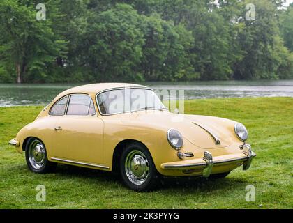 GROSSE POINTE SHORES, MI/USA - 17. JUNI 2019: Wasserstrahl auf einem Porsche 356 SC 1964, EyesOn Design Car Show, Edsel & Eleanor Ford House. Stockfoto