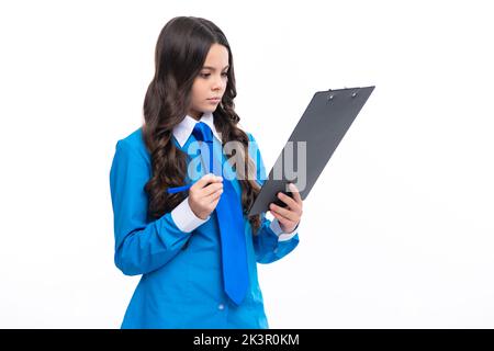 Teenage-Mädchen, die auf Job-Liste in der Zwischenablage auf weißem Hintergrund. Stockfoto