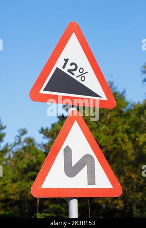 2 Warnschilder an der A169 zwischen Pickering & Whitby, die Autofahrer auf eine sich nähernde, sich windende Steigung aufmerksam machen Stockfoto