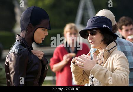 Charlize Theron & Karyn Kusama Film: Aeon Flux (Æon Flux) Usa 2005, Regie: Karyn Kusama 01 December 2005 **WARNUNG** Dieses Foto ist nur für den redaktionellen Gebrauch bestimmt und unterliegt dem Copyright von PARAMOUNT und/oder des Fotografen, der von der Film- oder Produktionsfirma beauftragt wurde, und kann nur von Publikationen im Zusammenhang mit der Bewerbung des oben genannten Films reproduziert werden. Eine obligatorische Gutschrift an PARAMOUNT ist erforderlich. Der Fotograf sollte auch bei Bekanntwerden des Fotos gutgeschrieben werden. Ohne schriftliche Genehmigung der Film Company kann keine kommerzielle Nutzung gewährt werden. Stockfoto