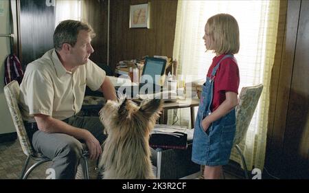 Jeff Daniels & AnnaSophia Robb Film: Wegen Winn-Dixie (USA 2005) Charaktere: Prediger & Opal / Literaturverfilmung (nach dem Buch von Kate DiCamillo) Regie: Wayne Wang 26 January 2005 **WARNUNG** Dieses Foto ist nur für den redaktionellen Gebrauch bestimmt und unterliegt dem Copyright von 20ZH CENTURY FOX und/oder des Fotografen, der von der Film- oder Produktionsfirma beauftragt wurde.Es kann nur von Publikationen im Zusammenhang mit der Bewerbung des oben genannten Films reproduziert werden. Eine obligatorische Gutschrift an 20ZH CENTURY FOX ist erforderlich. Der Fotograf sollte auch bei Bekanntwerden des Fotos gutgeschrieben werden. Ohne eine kommerzielle Nutzung kann keine Verwendung gewährt werden Stockfoto