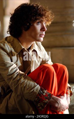 Cillian Murphy Film: Breakfast On Pluto (2005) Charaktere: Patrick 'Kitten' Braden Regie: Neil Jordan 03 September 2005 **WARNUNG** Dieses Foto ist nur für redaktionelle Zwecke bestimmt und unterliegt dem Copyright von PATHE und/oder dem Fotografen, der von der Film- oder Produktionsfirma beauftragt wurde, und kann nur von Publikationen im Zusammenhang mit der Bewerbung des oben genannten Films reproduziert werden. Eine obligatorische Gutschrift an PATHE ist erforderlich. Der Fotograf sollte auch bei Bekanntwerden des Fotos gutgeschrieben werden. Ohne schriftliche Genehmigung der Film Company kann keine kommerzielle Nutzung gewährt werden. Stockfoto