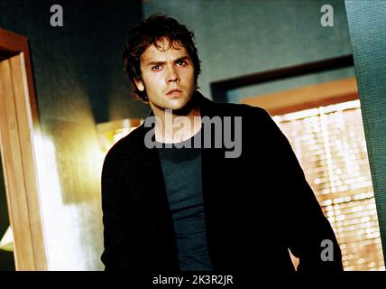 Barry Watson Film: Bogeyman (USA/NZ/DE 2005) Charaktere: Tim Regie: Stephen T. Kay 04 February 2005 **WARNUNG** Dieses Foto ist nur für redaktionelle Zwecke bestimmt und unterliegt dem Copyright von COLUMBIA TRISTAR und/oder des Fotografen, der von der Film- oder Produktionsfirma beauftragt wurde.Es kann nur von Publikationen im Zusammenhang mit der Bewerbung des oben genannten Films reproduziert werden. Eine obligatorische Gutschrift an COLUMBIA TRISTAR ist erforderlich. Der Fotograf sollte auch bei Bekanntwerden des Fotos gutgeschrieben werden. Ohne schriftliche Genehmigung der Film Company kann keine kommerzielle Nutzung gewährt werden. Stockfoto