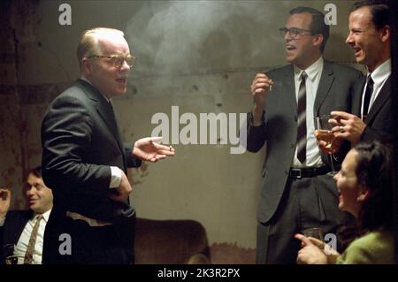 Philip Seymour Hoffman Film: Capote (USA/CAN 2005) Charaktere: Truman Capote Regie: Bennett Miller 02. September 2005 **WARNUNG** Dieses Foto ist nur für redaktionelle Verwendung bestimmt und unterliegt dem Copyright von UNITED ARTISTS und/oder dem von der Film- oder Produktionsfirma beauftragten Fotografen und kann nur von Publikationen im Zusammenhang mit der Bewerbung des oben genannten Films reproduziert werden. Eine obligatorische Gutschrift für UNITED ARTISTS ist erforderlich. Der Fotograf sollte auch bei Bekanntwerden des Fotos gutgeschrieben werden. Ohne schriftliche Genehmigung der Film Company kann keine kommerzielle Nutzung gewährt werden. Stockfoto