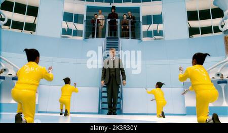 Jordan Fry, Adam Godley, James Fox, Johnny Depp, Freddie Highmore & David Kelly Film: Charlie and the Chocolate Factory (USA/UK/AUS 2005) Charaktere: Mike Teavee,Mr Teavee, Mr Salt, Willy Wonka, Charlie Bucket & Opa Joe Director: Tim Burton 10 July 2005 **WARNUNG** Dieses Foto ist nur für redaktionelle Verwendung bestimmt und unterliegt dem Copyright von WARNER BROS. Und/oder des Fotografen, der von der Film- oder Produktionsfirma beauftragt wurde und nur durch Publikationen im Zusammenhang mit der Bewerbung des oben genannten Films reproduziert werden kann. Eine obligatorische Gutschrift an WARNER BROS. Ist erforderlich. Der Fotograf sollte ebenfalls Anerkennung erhalten Stockfoto