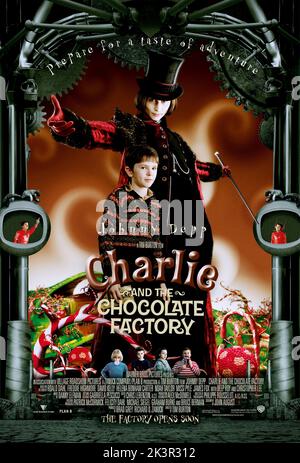 Freddie Highmore & Johnny Depp Film: Charlie and the Chocolate Factory (USA/UK/AUS 2005) Charaktere: Charlie Bucket & Willy Wonka Regie: Tim Burton 10 July 2005 **WARNUNG** Dieses Foto ist nur für redaktionelle Verwendung bestimmt und unterliegt dem Copyright von WARNER BROS. Und/oder des Fotografen, der von der Film- oder Produktionsfirma beauftragt wurde und nur durch Publikationen im Zusammenhang mit der Bewerbung des oben genannten Films reproduziert werden kann. Eine obligatorische Gutschrift an WARNER BROS. Ist erforderlich. Der Fotograf sollte auch bei Bekanntwerden des Fotos gutgeschrieben werden. Ohne schriftliche Genehmigung der Film Compa kann keine kommerzielle Nutzung gewährt werden Stockfoto