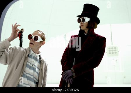 Jordan Fry, Adam Godley & Johnny Depp Film: Charlie and the Chocolate Factory (USA/UK/AUS 2005) Charaktere: Mike Teavee,Mr. Teavee & Willy Wonka Regie: Tim Burton 10 July 2005 **WARNUNG** Dieses Foto ist nur für redaktionelle Verwendung bestimmt und unterliegt dem Copyright von WARNER BROS. Und/oder des Fotografen, der von der Film- oder Produktionsfirma beauftragt wurde und nur durch Publikationen im Zusammenhang mit der Bewerbung des oben genannten Films reproduziert werden kann. Eine obligatorische Gutschrift an WARNER BROS. Ist erforderlich. Der Fotograf sollte auch bei Bekanntwerden des Fotos gutgeschrieben werden. Eine kommerzielle Nutzung kann ohne schriftliche Genehmigung von nicht gewährt werden Stockfoto