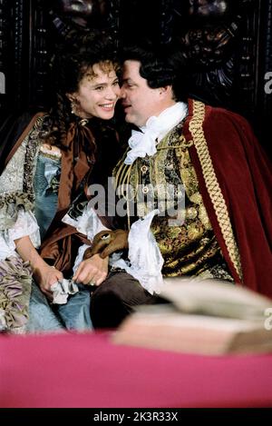 Lena Olin & Oliver Platt Film: Casanova (2005) Charaktere: Andrea & Paprizzio Regie: Lasse Hallstrom 25. Dezember 2005 **WARNUNG** Dieses Foto ist nur für redaktionelle Zwecke bestimmt und unterliegt dem Copyright von BUENA VISTA und/oder des Fotografen, der von der Film- oder Produktionsfirma beauftragt wurde.Es kann nur von Publikationen im Zusammenhang mit der Bewerbung des oben genannten Films reproduziert werden. Eine obligatorische Gutschrift an BUENA VISTA ist erforderlich. Der Fotograf sollte auch bei Bekanntwerden des Fotos gutgeschrieben werden. Ohne schriftliche Genehmigung der Film Company kann keine kommerzielle Nutzung gewährt werden. Stockfoto