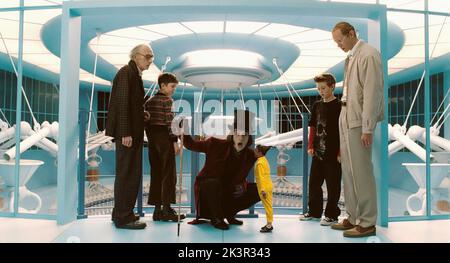 David Kelly, Freddie Highmore, Johnny Depp, Jordan Fry & Adam Godley Film: Charlie and the Chocolate Factory (USA/UK/AUS 2005) Charaktere: Opa Joe,Charlie Bucket,Willy Wonka,Mike Teavee & Mr. Teavee Regie: Tim Burton 10 July 2005 **WARNUNG** Dieses Foto ist nur für redaktionelle Verwendung bestimmt und unterliegt dem Copyright von WARNER BROS. Und/oder des Fotografen, der von der Film- oder Produktionsfirma beauftragt wurde und nur durch Publikationen im Zusammenhang mit der Bewerbung des oben genannten Films reproduziert werden kann. Eine obligatorische Gutschrift an WARNER BROS. Ist erforderlich. Der Fotograf sollte auch bei Bekanntwerden des Fotos gutgeschrieben werden. Kein CO Stockfoto