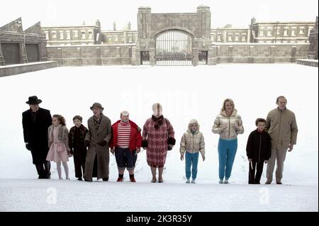 James Fox, Julia Winter, Freddie Highmore, David Kelly, Philip Wiegratz, Franziska Troegner, AnnaSophia Robb, Missi Pyle, Jordan Fry & Adam Godley Film: Charlie and the Chocolate Factory (USA/UK/AUS 2005) Charaktere: Mr. Salt,Veruca Salt,Charlie Bucket,Opa Joe,Augustus Gloop,Mrs. Gloop, Violet Beauregarde, Mrs Beauregarde,Mike Teavee & Mr. Teavee Director: Tim Burton 10 July 2005 **WARNUNG** Dieses Foto ist nur für den redaktionellen Gebrauch bestimmt und unterliegt dem Copyright von WARNER BROS. Und/oder des Fotografen, der von der Film- oder Produktionsfirma beauftragt wurde und kann nur durch Veröffentlichungen in conjunc reproduziert werden Stockfoto
