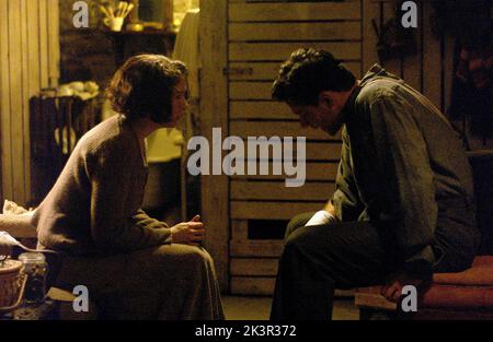 Renee Zellweger & Russell Crowe Film: Cinderella man (USA 2005) Charaktere: Mae Braddock & Jim Braddock Regie: Ron Howard 23 May 2005 **WARNUNG** Dieses Foto ist nur für redaktionelle Zwecke bestimmt und unterliegt dem Copyright von UNIVERSAL-BILDERN und/oder dem Fotografen, der von der Film- oder Produktionsfirma beauftragt wurde und darf nur von Publikationen im Zusammenhang mit der Bewerbung des oben genannten Films reproduziert werden. Eine obligatorische Gutschrift für UNIVERSELLE BILDER ist erforderlich. Der Fotograf sollte auch bei Bekanntwerden des Fotos gutgeschrieben werden. Ohne schriftliche Genehmigung der Film Company kann keine kommerzielle Nutzung gewährt werden. Stockfoto