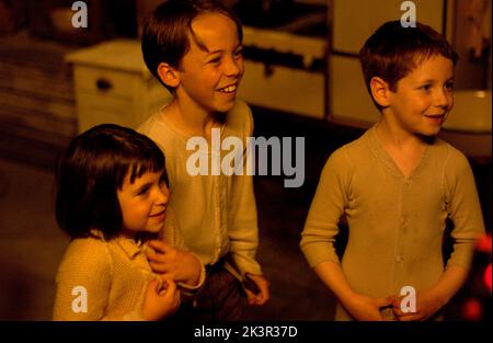 Ariel Waller, Patrick Louis & Connor Price Film: Cinderella man (USA 2005) Charaktere: Rosemarie Braddock,Howard Braddock & Jay Braddock Regie: Ron Howard 23 May 2005 **WARNUNG** Dieses Foto ist nur für redaktionelle Zwecke bestimmt und unterliegt dem Copyright von UNIVERSAL-BILDERN und/oder dem Fotografen, der von der Film- oder Produktionsfirma beauftragt wurde und darf nur von Publikationen im Zusammenhang mit der Bewerbung des oben genannten Films reproduziert werden. Eine obligatorische Gutschrift für UNIVERSELLE BILDER ist erforderlich. Der Fotograf sollte auch bei Bekanntwerden des Fotos gutgeschrieben werden. Eine kommerzielle Nutzung kann ohne schriftliche Genehmigung nicht gewährt werden Stockfoto