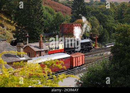 Ein Dampfzug an der Goathland Station auf der North Yorkshire Moors Railway Stockfoto