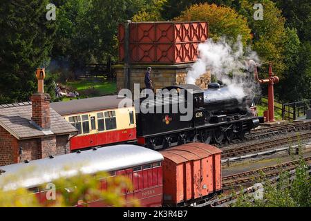 Ein Dampfzug an der Goathland Station auf der North Yorkshire Moors Railway Stockfoto