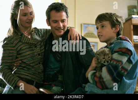 Hope Davis, Campbell Scott & Alex Michaeletos Film: Duma (USA 2005) Charaktere: Kristin,Peter & Xan (als Alexander Michaletos) Regie: Carroll Ballard 22 April 2005 **WARNUNG** Dieses Foto ist nur für redaktionelle Verwendung bestimmt und unterliegt dem Copyright von WARNER BROS. Und/oder des Fotografen, der von der Film- oder Produktionsfirma beauftragt wurde und nur durch Publikationen im Zusammenhang mit der Bewerbung des oben genannten Films reproduziert werden kann. Eine obligatorische Gutschrift an WARNER BROS. Ist erforderlich. Der Fotograf sollte auch bei Bekanntwerden des Fotos gutgeschrieben werden. Ohne schriftliche Genehmigung der Film Com kann keine kommerzielle Nutzung gewährt werden Stockfoto