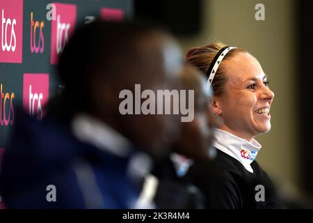 Charlotte Purdue (rechts), Joyciline Jepkosgei (links) und Judith Korir während einer Pressekonferenz im De Vere Hotel, vor dem TCS London Marathon 2022 am Sonntag. Bilddatum: Mittwoch, 28. September 2022. Stockfoto