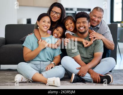 Großes Familienportrait, Kinder mit Großeltern mit Liebe, umarmen und lächeln zusammen. Glückliche ältere Mutter, Vater und Kinder, die sich mit Erwachsenen verbinden Stockfoto