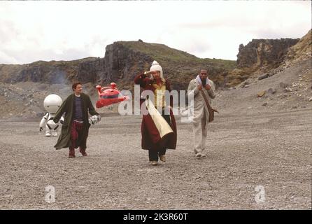 Warwick Davis (Android Marvin), Martin Freeman, Sam Rockwell & Mos Def Film: The Hitchhiker'S Guide to the Galaxy (UK/USA 2005) Charaktere: ,Arthur Dent,Zaphod Beeblebrox & Ford Präfekt Regie: Garth Jennings 20 April 2005 **WARNUNG** Dieses Foto ist nur für redaktionelle Zwecke bestimmt und unterliegt dem Copyright von DISNEYTOUCHSTONE und/oder dem vom Film- oder Produktionsunternehmen beauftragten Fotografen und kann nur durch Publikationen im Zusammenhang mit der Bewerbung des oben genannten Films reproduziert werden. Es ist eine obligatorische Gutschrift erforderlich, um die Prüfung zu erhalten. Der Fotograf sollte auch bei Bekanntwerden des Fotos gutgeschrieben werden. Keine Kommunikation Stockfoto