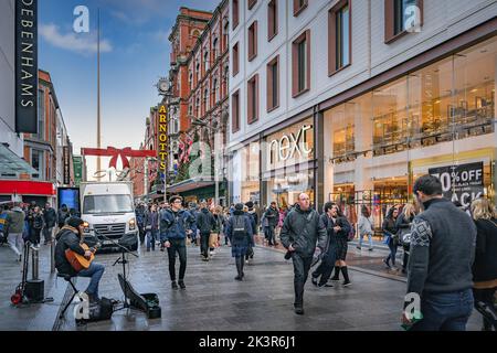 Dublin, November 2019 Henry Street zu Weihnachten mit Menschen in festlicher Stimmung dekoriert. The Spire auf der OConnell Street im Hintergrund sichtbar Stockfoto