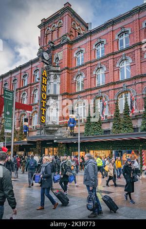 Dublin, November 2019 Arnotts Shop in der Henry Street zu Weihnachten dekoriert mit Menschen einkaufen für Geschenke Stockfoto