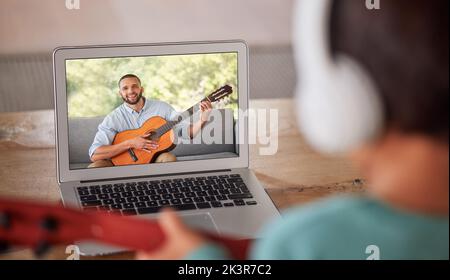 Gitarre lernen, Videoanruf und Instruktor, der einem Mädchen ein Instrument beibringt, Live-Streaming-Kurs und Kommunikation über virtuelle Übertragung im Internet Stockfoto