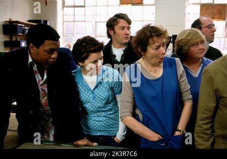 Chiwetel Ejiofor, Sarah-Jane Potts, Joel Edgerton & Linda Bassett Film: Kinky Boots (2005) Charaktere: Lola, Lauren, Charlie Price, Mel Regie: Julian Jarrold 07 October 2005 **WARNUNG** Dieses Foto ist nur für redaktionelle Zwecke bestimmt und unterliegt dem Copyright von BUENA VISTA und/oder dem von der Film- oder Produktionsfirma beauftragten Fotografen.Es kann nur von Publikationen im Zusammenhang mit der Bewerbung des oben genannten Films reproduziert werden. Eine obligatorische Gutschrift an BUENA VISTA ist erforderlich. Der Fotograf sollte auch bei Bekanntwerden des Fotos gutgeschrieben werden. Eine kommerzielle Nutzung kann ohne schriftliche Genehmigung des nicht gewährt werden Stockfoto