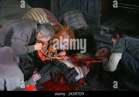 Zombies Eat man Entrails Film: Land of the Dead (USA/CAN/FR 2005) Regie: George A. Romero 18 June 2005 **WARNUNG** Dieses Foto ist nur für den redaktionellen Gebrauch bestimmt und unterliegt dem Copyright von UNIVERSAL-BILDERN und/oder dem Fotografen, der von der Film- oder Produktionsfirma beauftragt wurde und darf nur durch Publikationen im Zusammenhang mit der Bewerbung des oben genannten Films reproduziert werden. Eine obligatorische Gutschrift für UNIVERSELLE BILDER ist erforderlich. Der Fotograf sollte auch bei Bekanntwerden des Fotos gutgeschrieben werden. Ohne schriftliche Genehmigung der Film Company kann keine kommerzielle Nutzung gewährt werden. Stockfoto