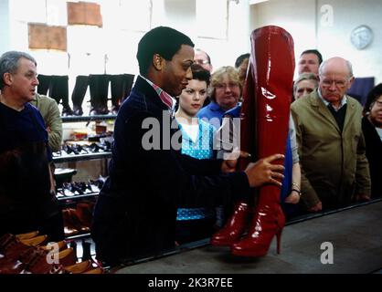 Chiwetel Ejiofor & Sarah-Jane Potts Film: Kinky Boots (2005) Charaktere: Lola, Lauren Regie: Julian Jarrold 07 October 2005 **WARNUNG** Dieses Foto ist nur für redaktionelle Zwecke bestimmt und unterliegt dem Copyright von BUENA VISTA und/oder dem von der Film- oder Produktionsfirma beauftragten Fotografen.Es kann nur von Publikationen im Zusammenhang mit der Bewerbung des oben genannten Films reproduziert werden. Eine obligatorische Gutschrift an BUENA VISTA ist erforderlich. Der Fotograf sollte auch bei Bekanntwerden des Fotos gutgeschrieben werden. Ohne schriftliche Genehmigung der Film Company kann keine kommerzielle Nutzung gewährt werden. Stockfoto