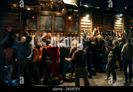 Zombie Scene Film: Land of the Dead (USA/CAN/FR 2005) Regie: George A. Romero 18 June 2005 **WARNUNG** Dieses Foto ist nur für den redaktionellen Gebrauch bestimmt und unterliegt dem Copyright von UNIVERSAL-BILDERN und/oder dem Fotografen, der von der Film- oder Produktionsfirma beauftragt wurde und darf nur durch Publikationen im Zusammenhang mit der Bewerbung des oben genannten Films reproduziert werden. Eine obligatorische Gutschrift für UNIVERSELLE BILDER ist erforderlich. Der Fotograf sollte auch bei Bekanntwerden des Fotos gutgeschrieben werden. Ohne schriftliche Genehmigung der Film Company kann keine kommerzielle Nutzung gewährt werden. Stockfoto