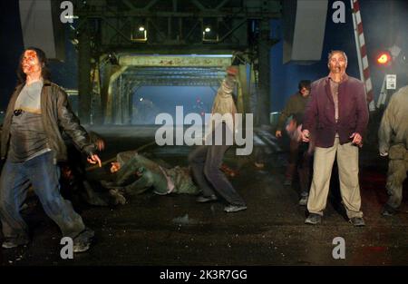 Zombie Scene Film: Land of the Dead (USA/CAN/FR 2005) Regie: George A. Romero 18 June 2005 **WARNUNG** Dieses Foto ist nur für den redaktionellen Gebrauch bestimmt und unterliegt dem Copyright von UNIVERSAL-BILDERN und/oder dem Fotografen, der von der Film- oder Produktionsfirma beauftragt wurde und darf nur durch Publikationen im Zusammenhang mit der Bewerbung des oben genannten Films reproduziert werden. Eine obligatorische Gutschrift für UNIVERSELLE BILDER ist erforderlich. Der Fotograf sollte auch bei Bekanntwerden des Fotos gutgeschrieben werden. Ohne schriftliche Genehmigung der Film Company kann keine kommerzielle Nutzung gewährt werden. Stockfoto